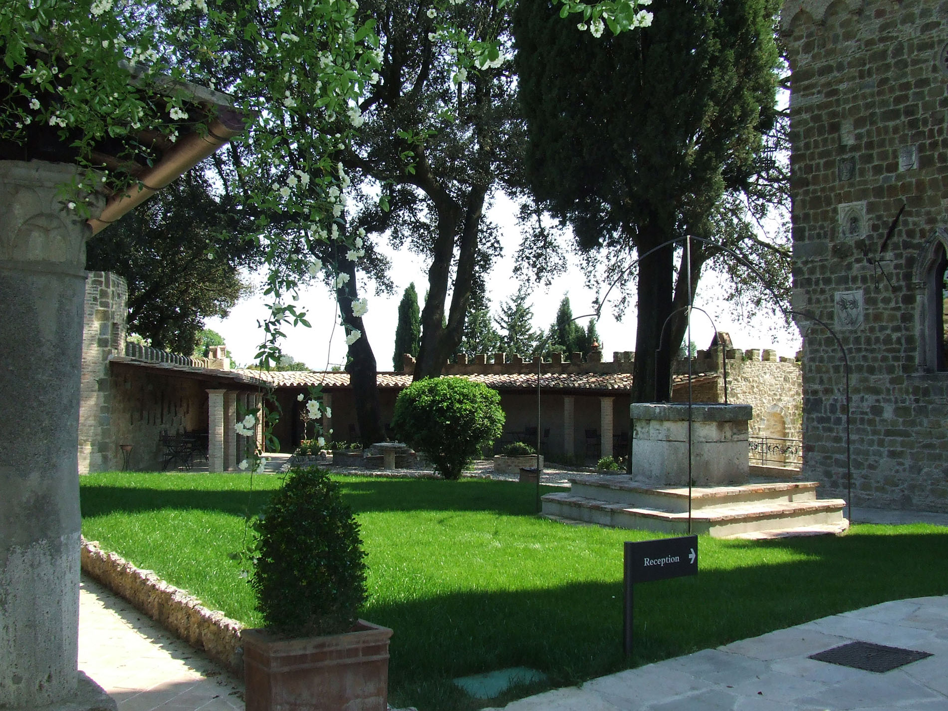 Vista interna di un cortile con loggia e gardino di un albergo storico
