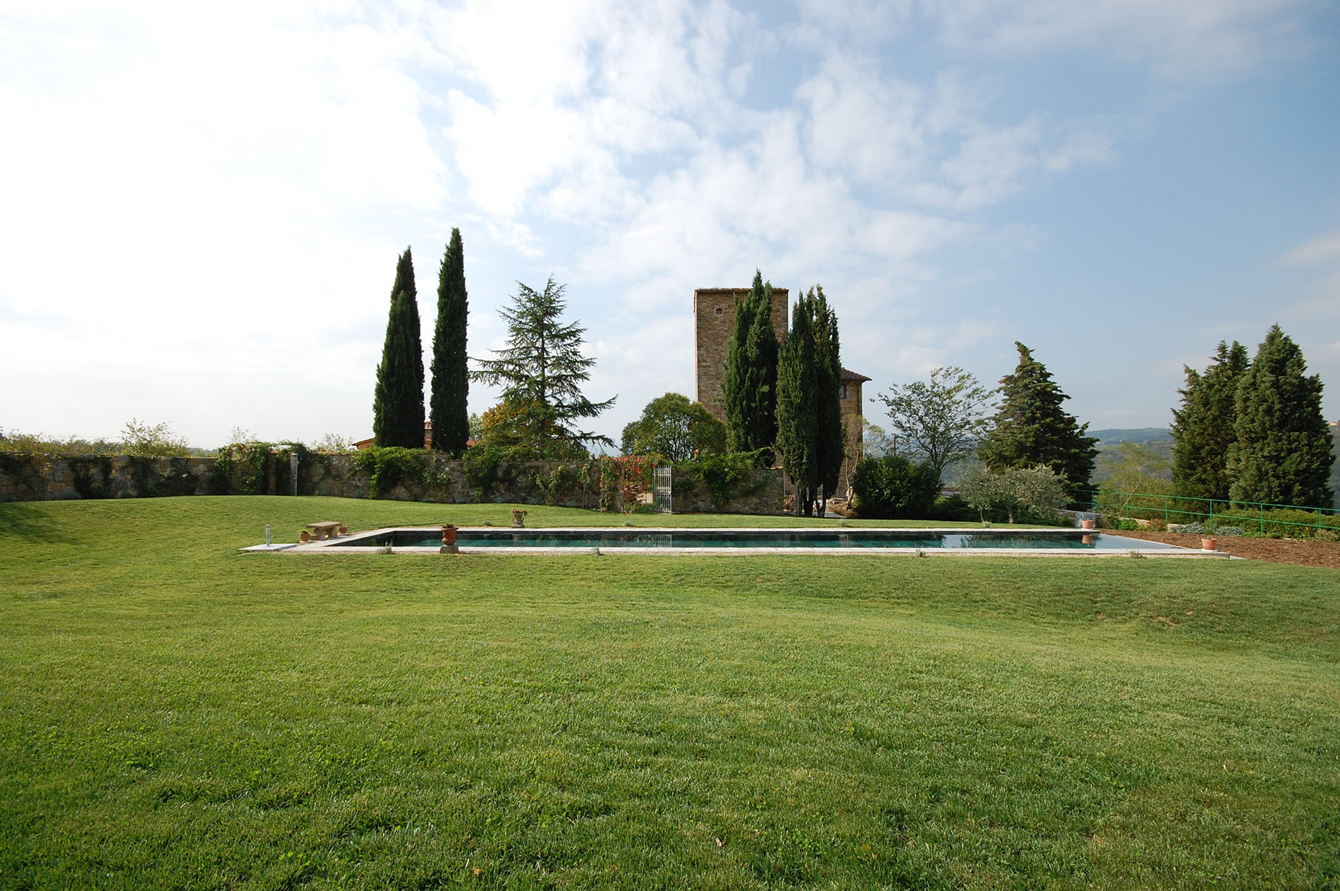 Giardino con piscina di castello con torre medioevale