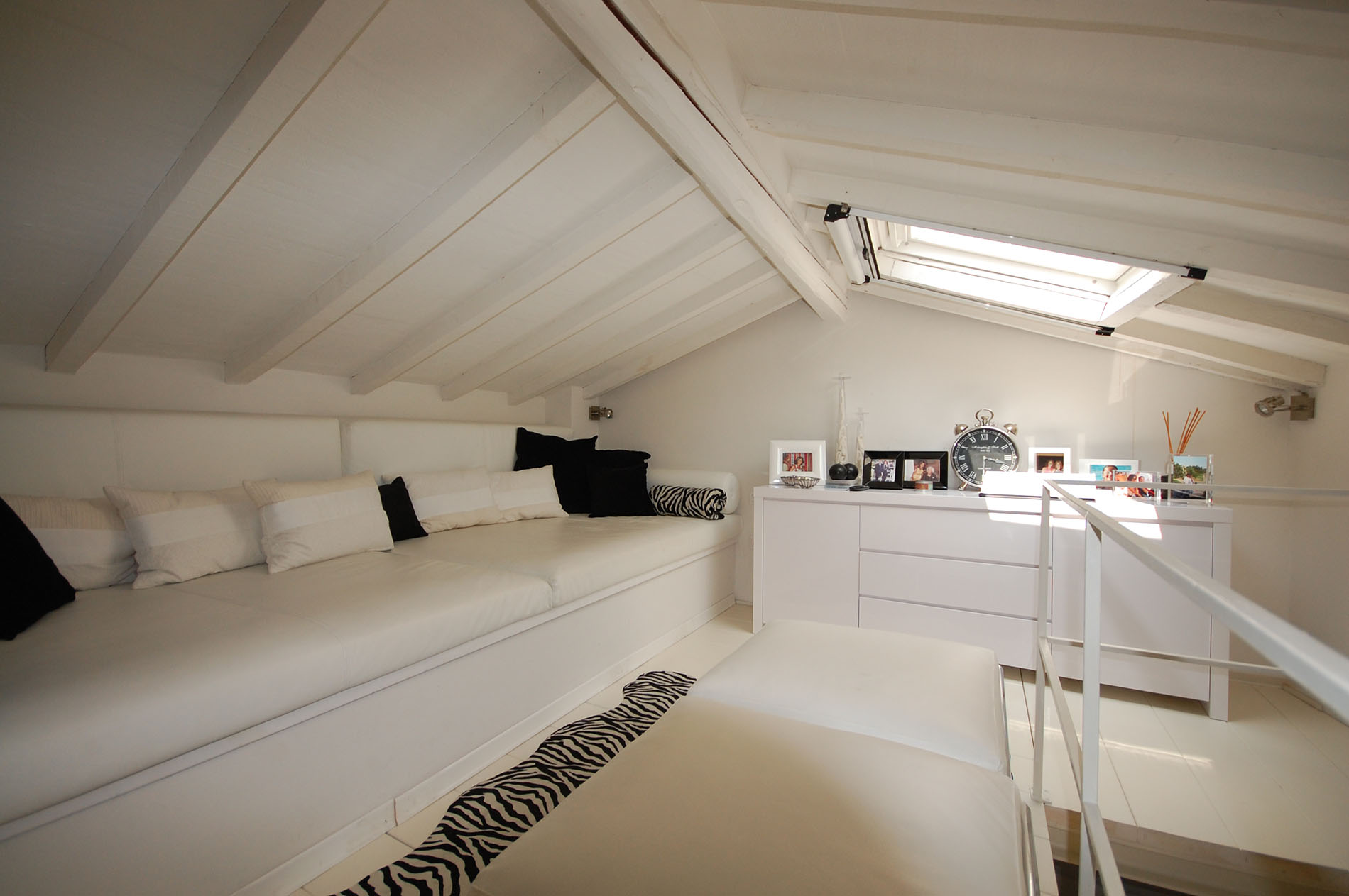 arredamento moderno interno di un soppalco con travi a vista